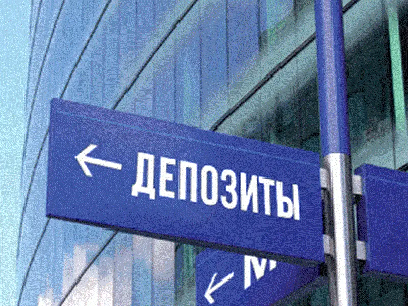 Почему россияне спешно забирают валюту из банков